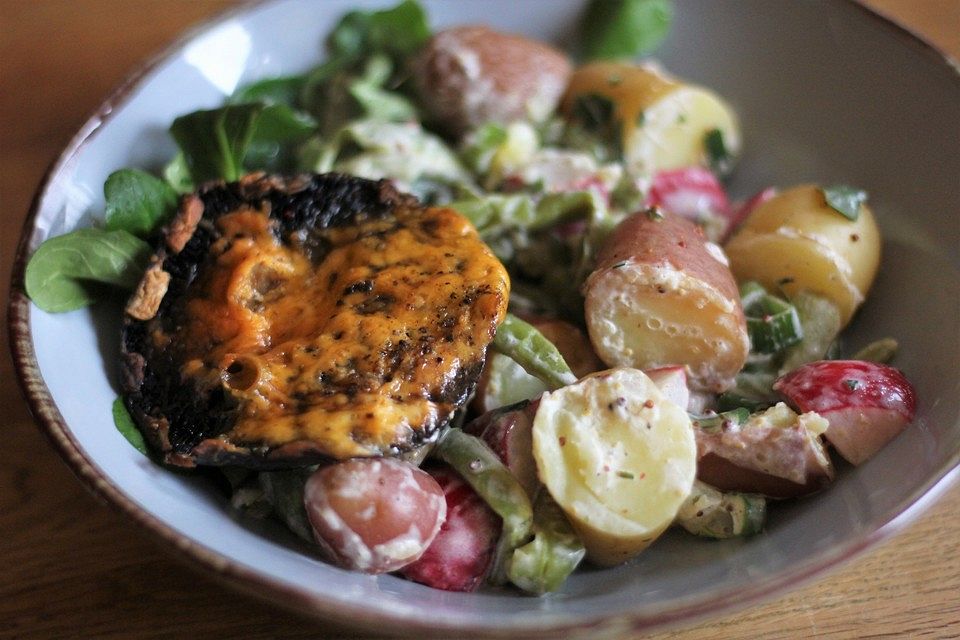 Überbackene Portobello-Pilze mit buntem Kartoffelsalat