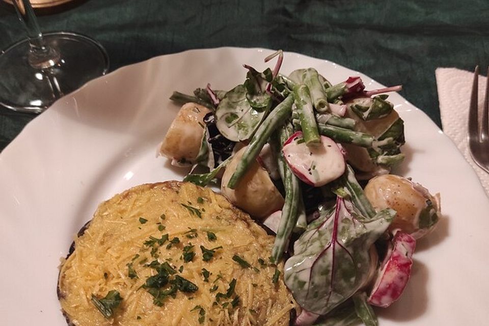 Überbackene Portobello-Pilze mit buntem Kartoffelsalat