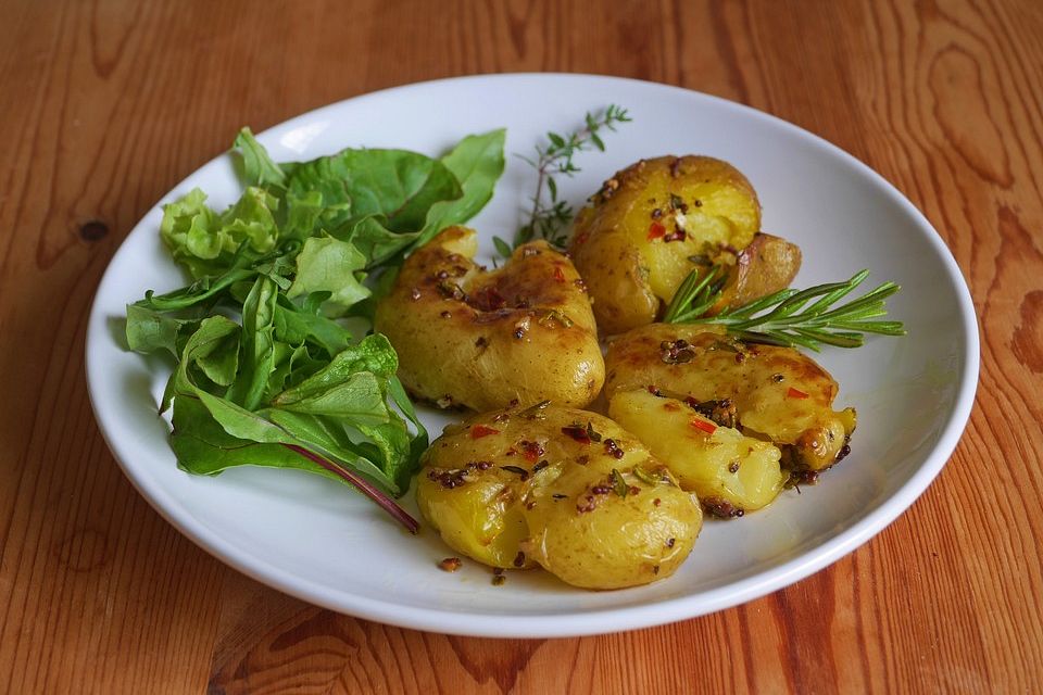 Würzige gequetschte Ofenkartoffeln