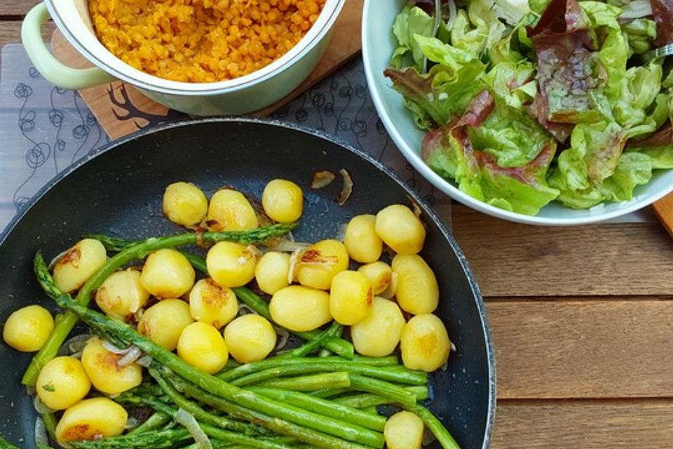 Grüner Spargel an Rote Linsen-Gemüse und Kartoffeln