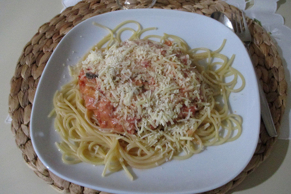 Spaghetti mit Zucchini-Paprika-Tomatensauce