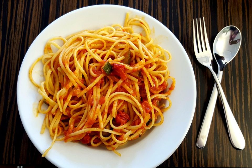 Spaghetti mit Zucchini-Paprika-Tomatensauce