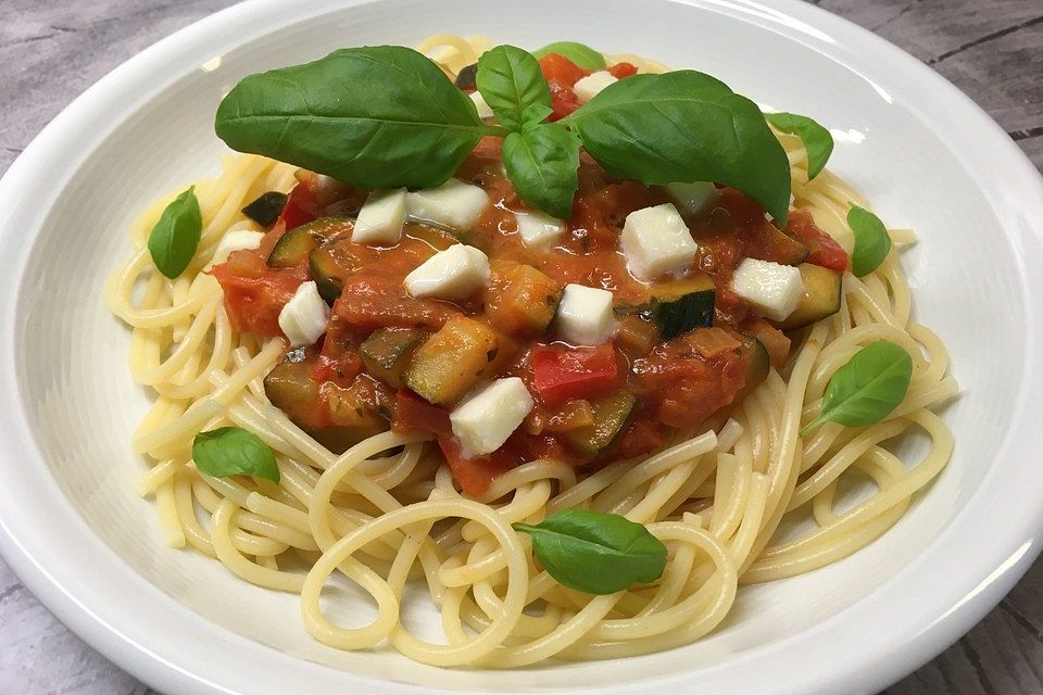 Spaghetti mit Zucchini-Paprika-Tomatensauce