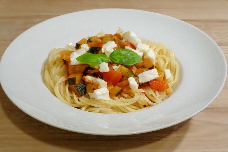 Spaghetti mit Zucchini-Paprika-Tomatensauce