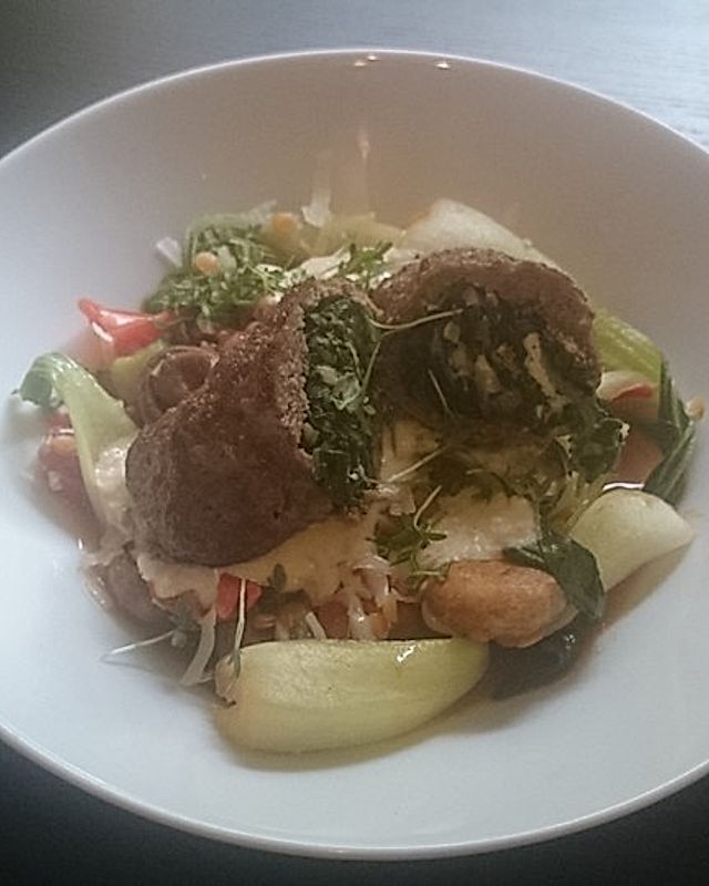 Fleischtasche vom Rind mit Spinat und Ziegenfeta auf Pak Choi-Champignonpfanne mit Kichererbsen-Kapernsauce