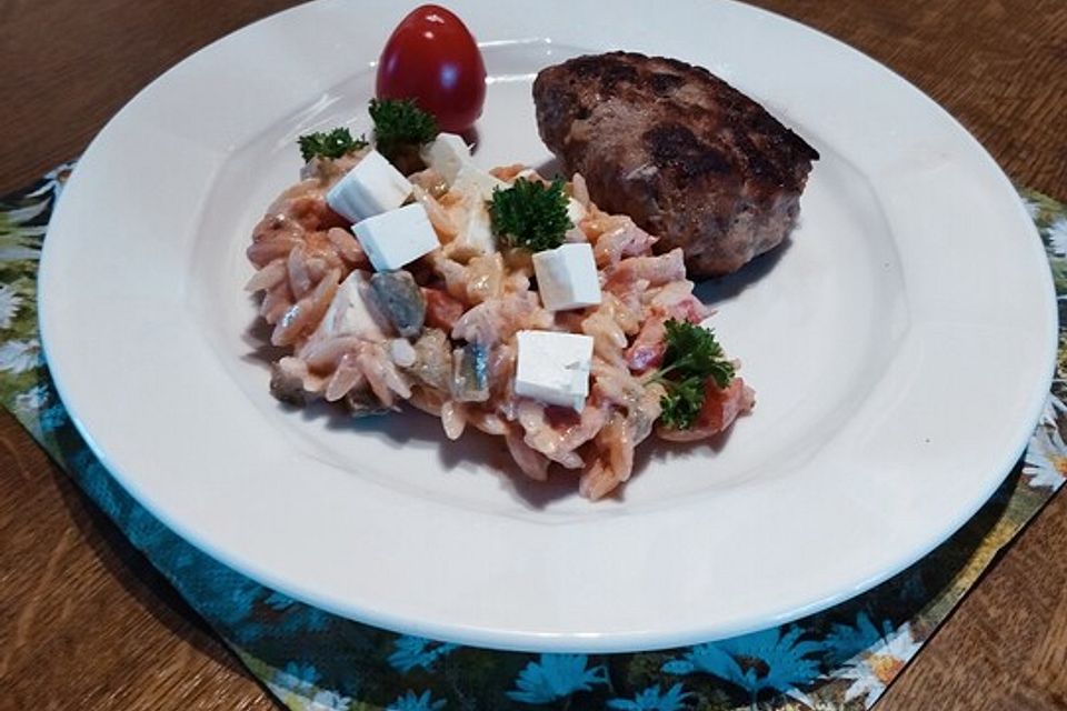 Nudelsalat nach griechischer Art mit Paprika und Feta