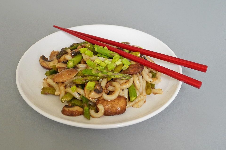 Grüner Spargel und Shiitake mit Udon-Nudeln