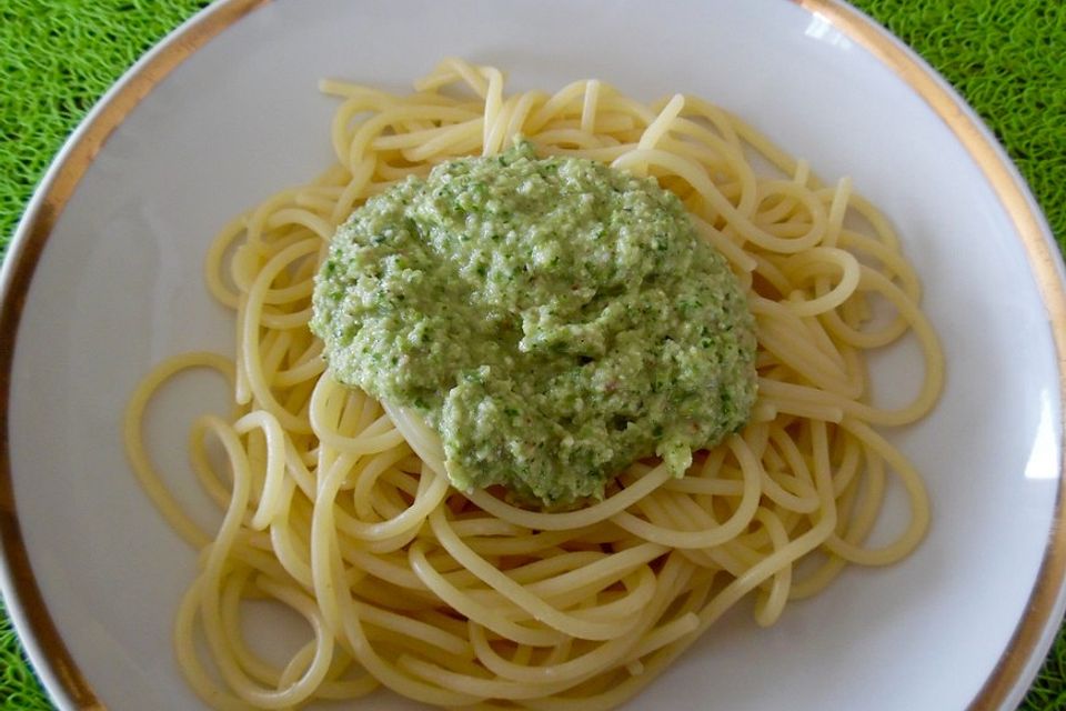 Rohes Grünspargelpesto mit Spaghetti