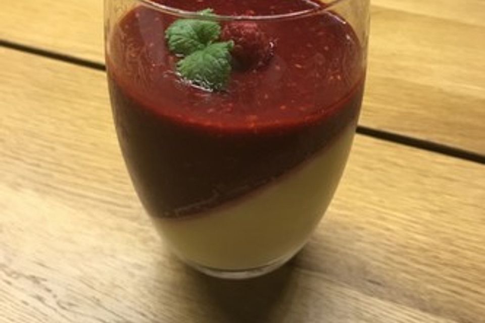 Panna Cotta mit Beerensoße