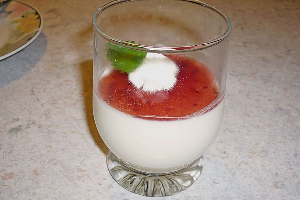 Panna Cotta mit Beerensoße