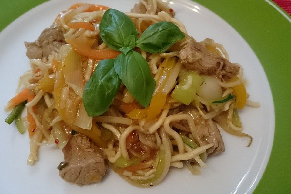 Asiatische Wok-Nudeln mit Schweinefilet und Gemüse