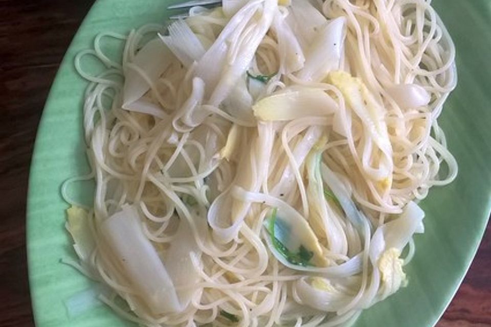 Pasta mit Spargelstreifen, Koriander und Tête de Moine