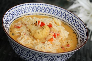 Reis-Kokosmilch-Suppe mit Blumenkohl und Paprika