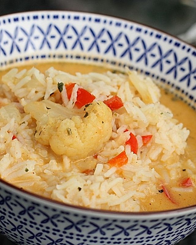 Reis-Kokosmilch-Suppe mit Blumenkohl und Paprika