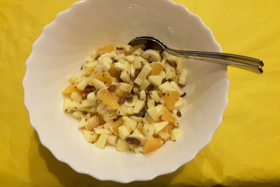 Obstsalat mit Rosinen und Ahornsirup