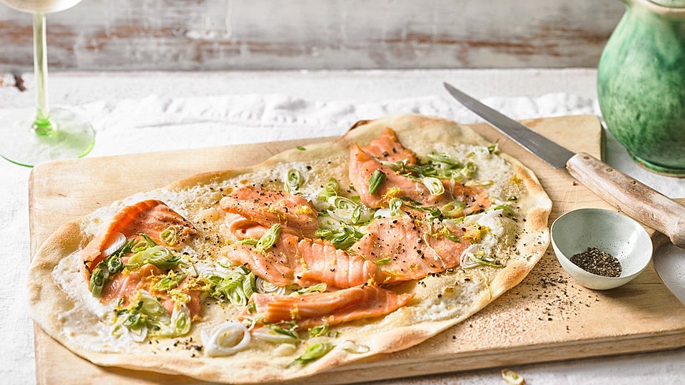 Flammkuchen Mit Lachs Vom Pizzastein Von Mywillow Chefkoch