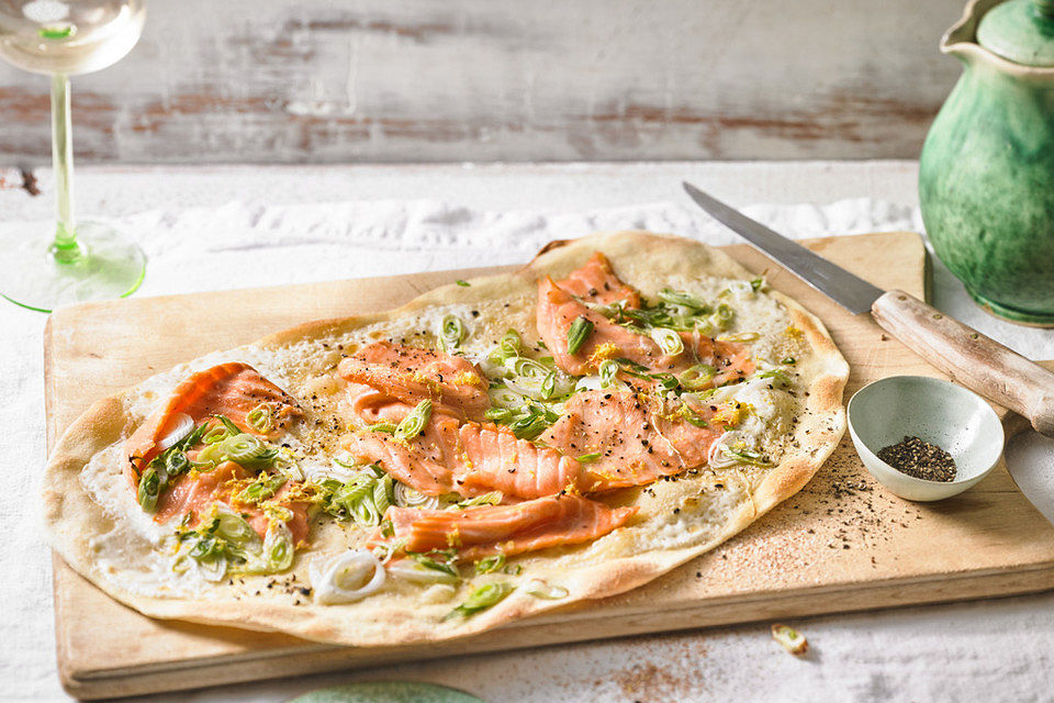 Flammkuchen mit Lachs vom Pizzastein