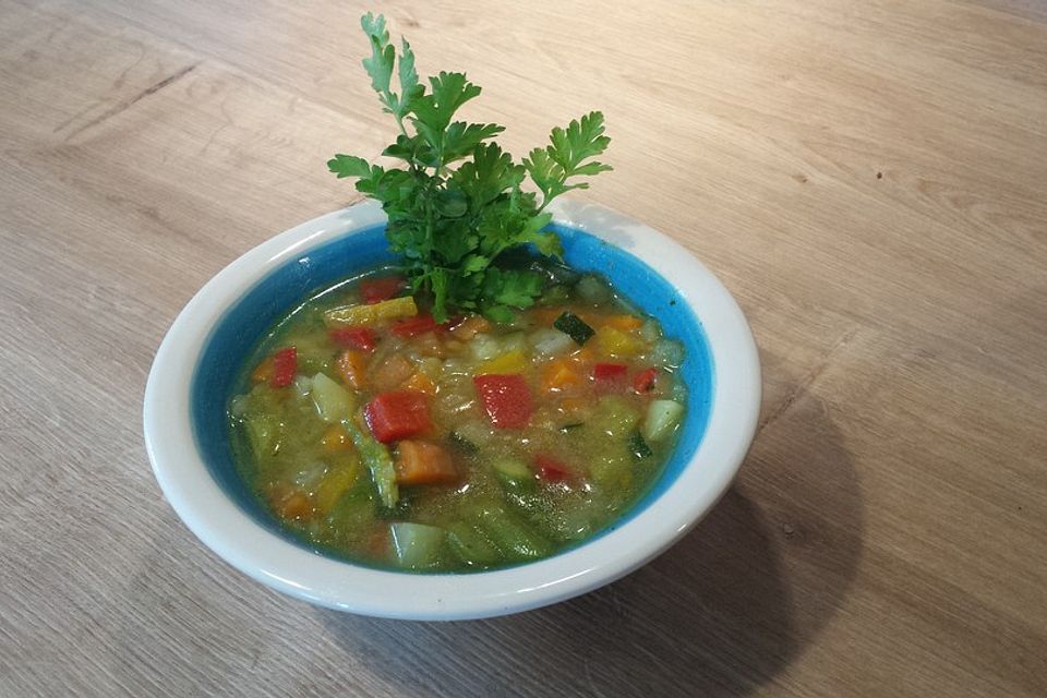 Sommerliche Gemüsesuppe