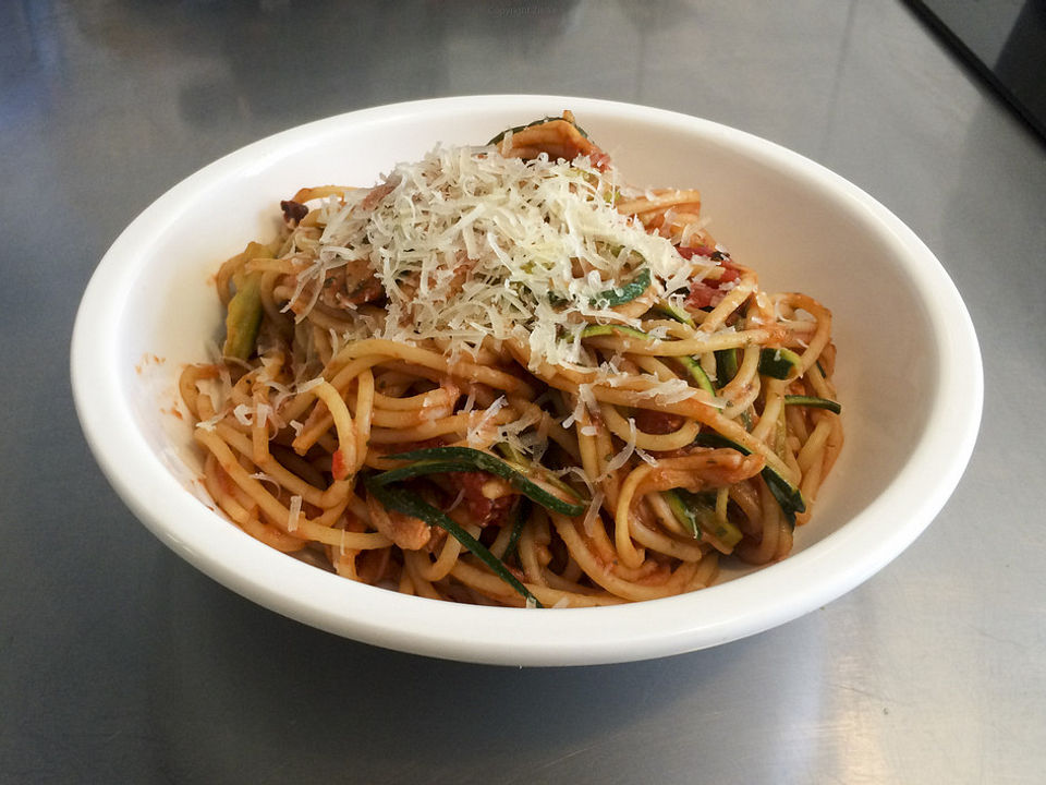 Zucchini-Spagetti mit Hähnchenstreifen von Xapslock| Chefkoch