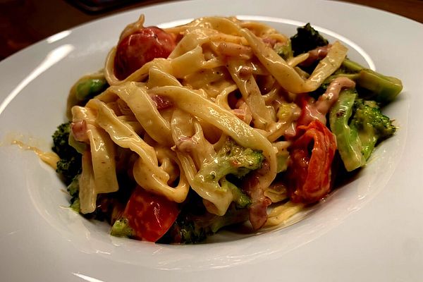 Fettucine mit Brokkoli in Tomatencreme von Rezeptbuchle | Chefkoch