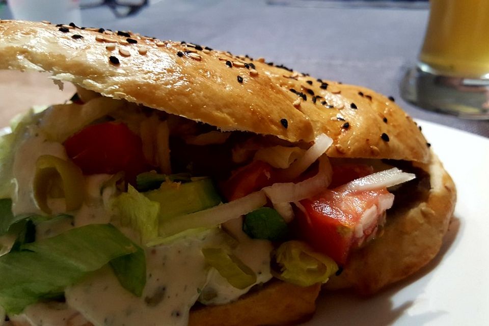 Döner Kebab mit Füllung und Soßen