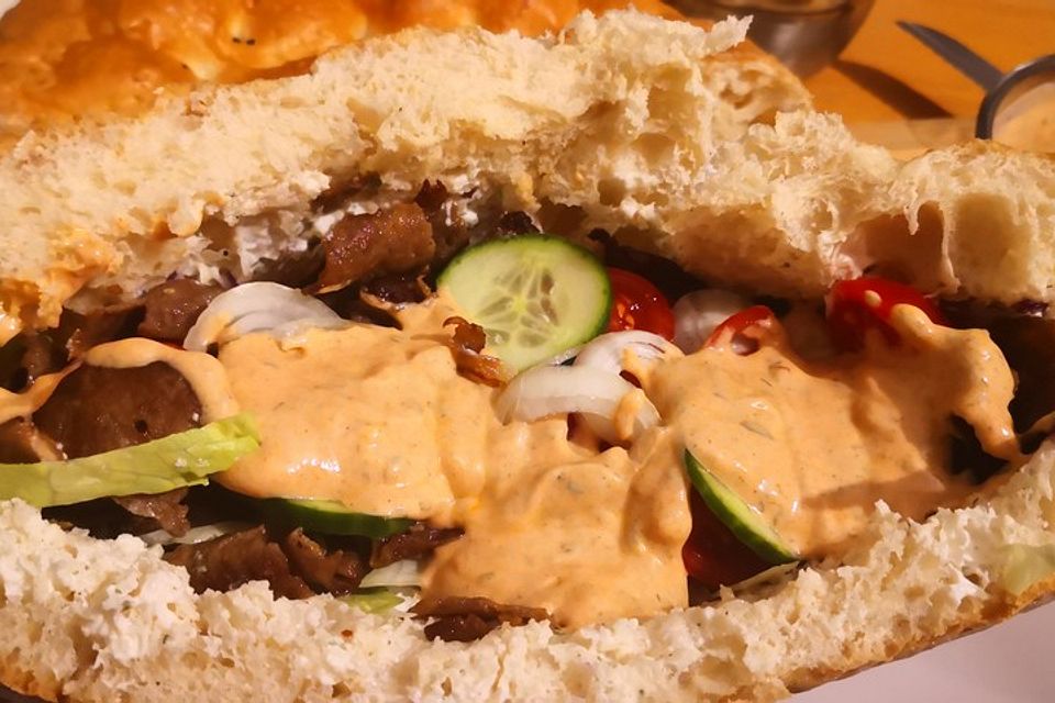 Döner Kebab mit Füllung und Soßen