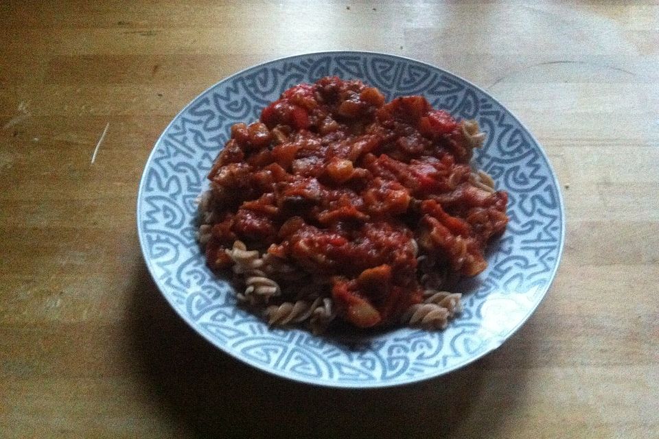 Nudeln mit Tomatensauce mit Sellerie, Paprikaschoten und Pilzen