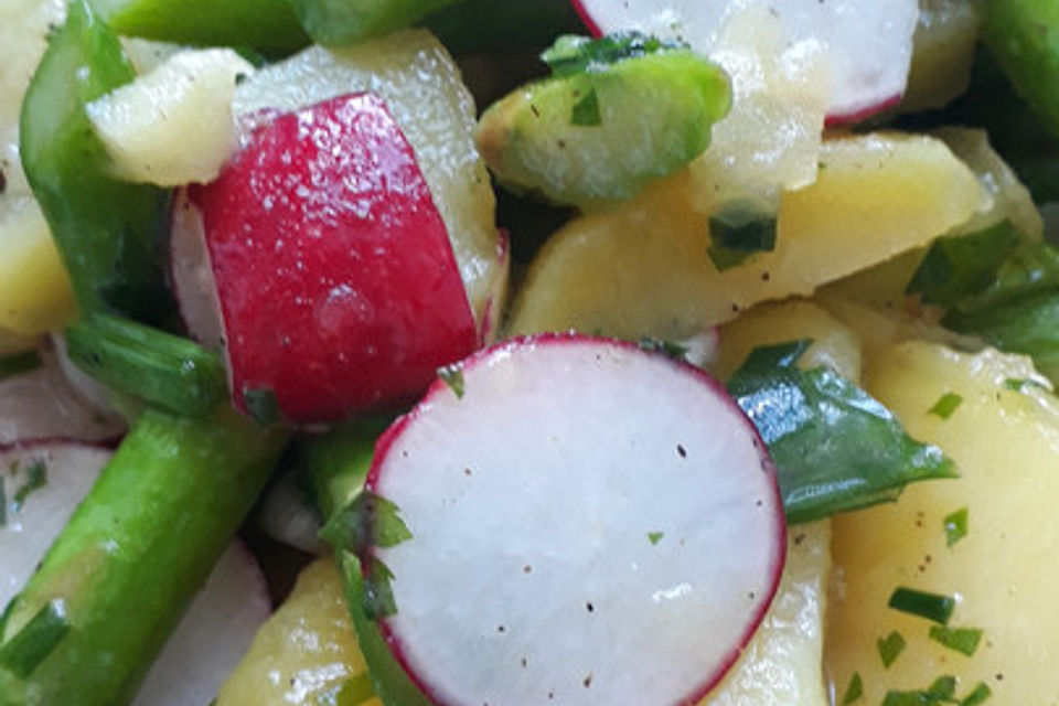 Kartoffelsalat mit Spargel und Radieschen