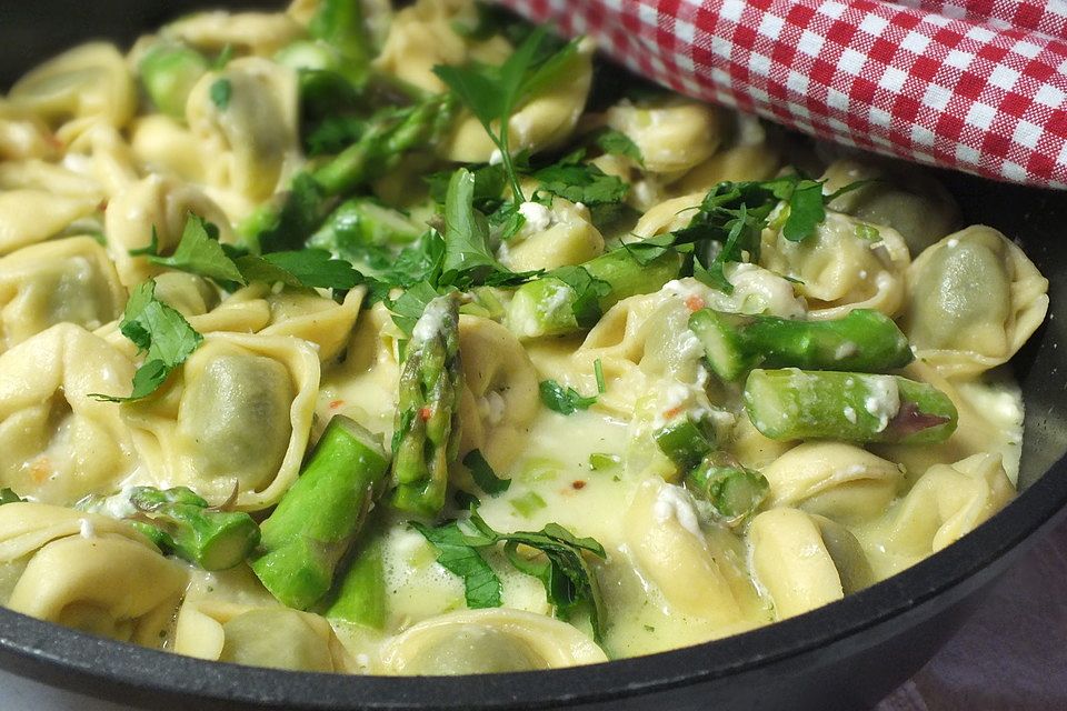 Tortellini mit grünem Spargel