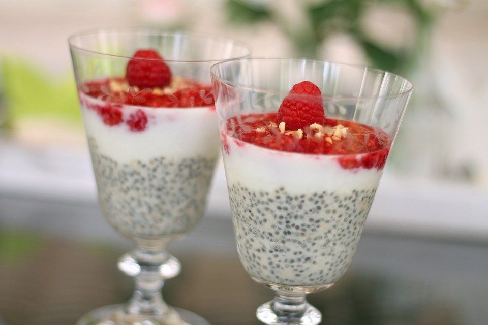 Veganes Kokos-Chia-Dessert mit Himbeeren