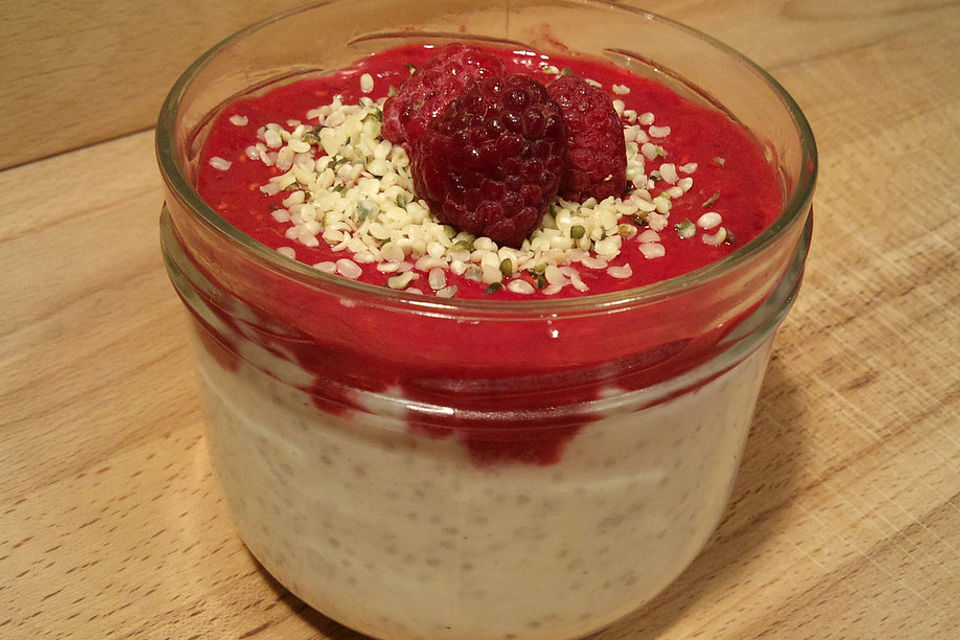 Veganes Kokos-Chia-Dessert mit Himbeeren