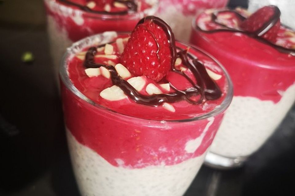 Veganes Kokos-Chia-Dessert mit Himbeeren