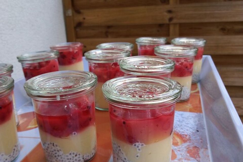 Veganes Kokos-Chia-Dessert mit Himbeeren