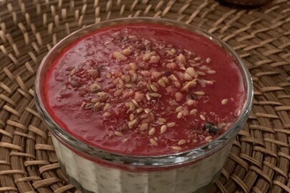 Veganes Kokos-Chia-Dessert mit Himbeeren