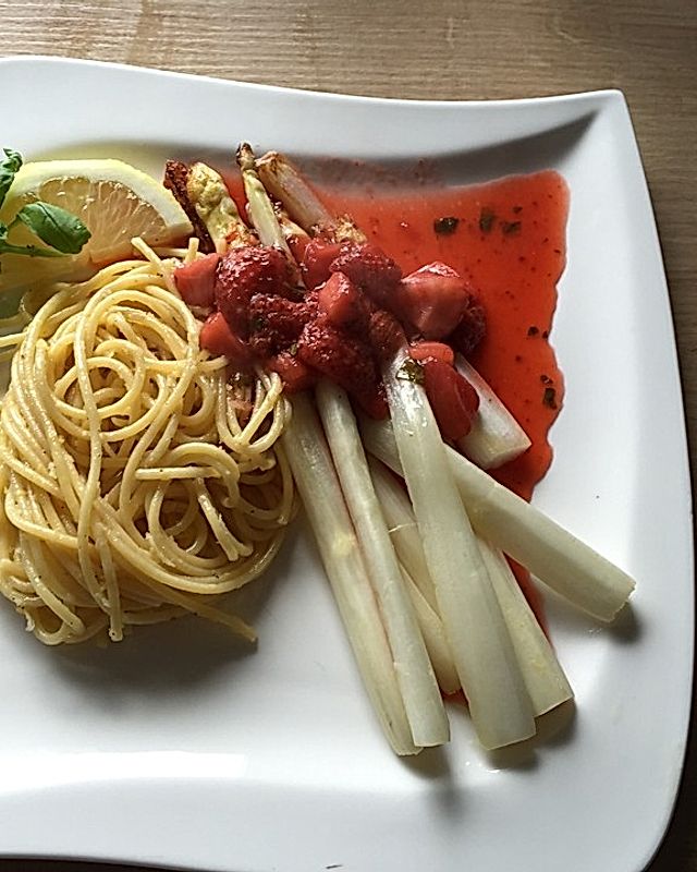 Erdbeer-Spargel mit Zitronen-Spaghetti