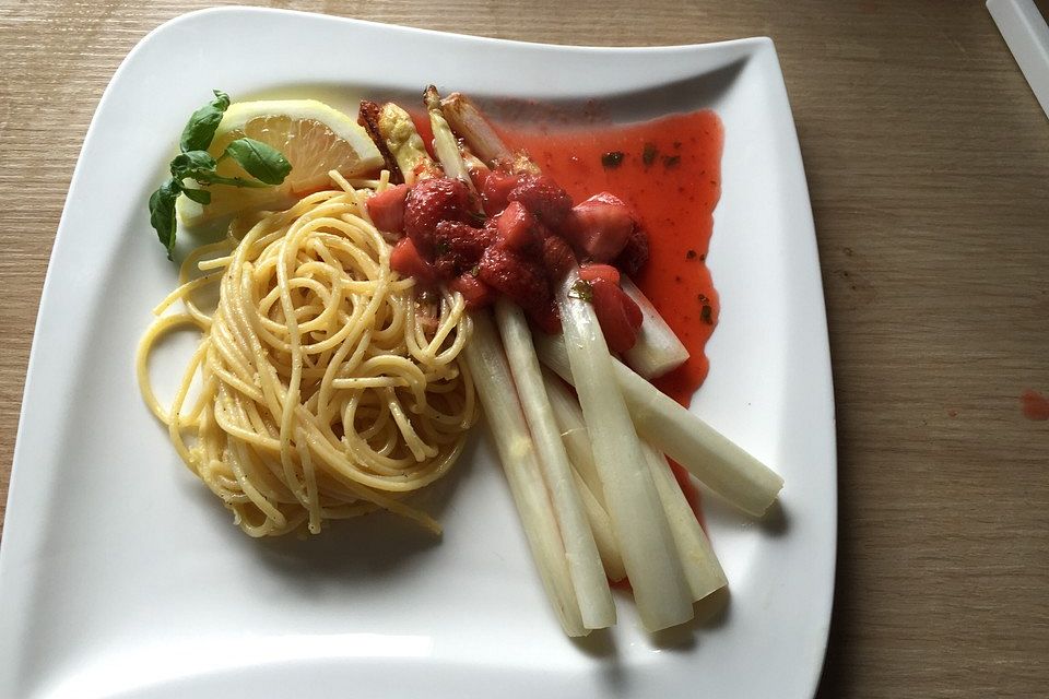 Erdbeer-Spargel mit Zitronen-Spaghetti