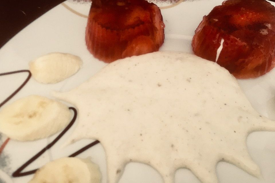 Erdbeeren in Weingelee mit Bananen-Kokoslikör-Creme