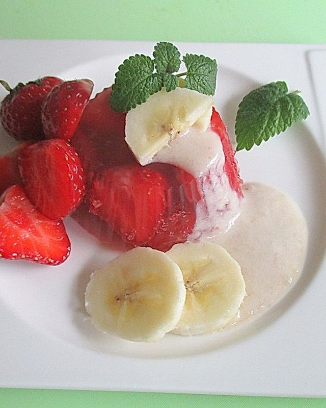 Erdbeeren in Weingelee mit Bananen-Kokoslikör-Creme