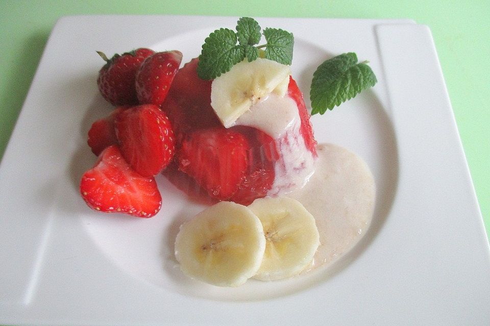 Erdbeeren in Weingelee mit Bananen-Kokoslikör-Creme