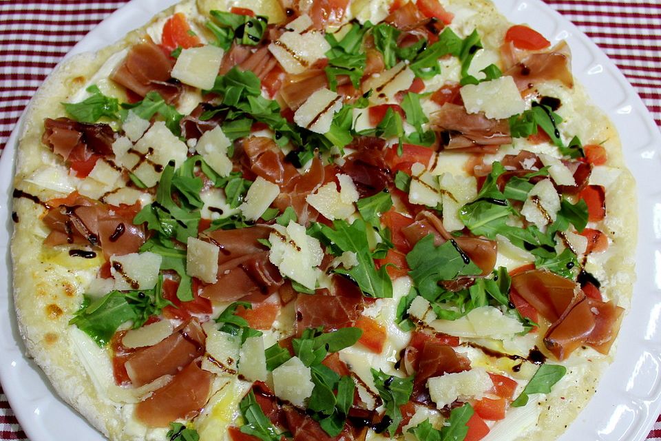 Spargelpizza mit Schinken, Rucola und Pecorino