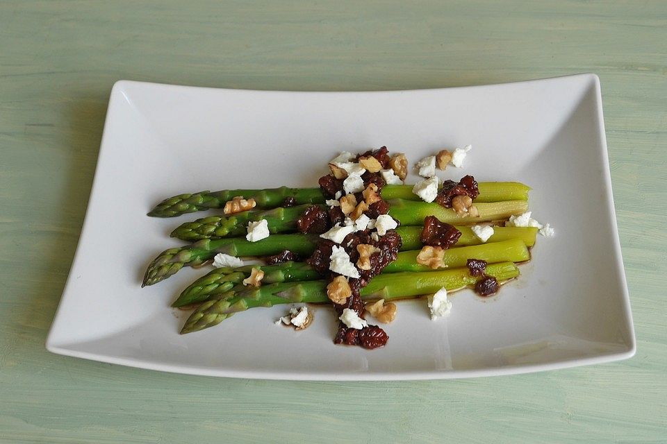 Grüner Spargel mit getrockneten Tomaten, Feta und Walnüssen