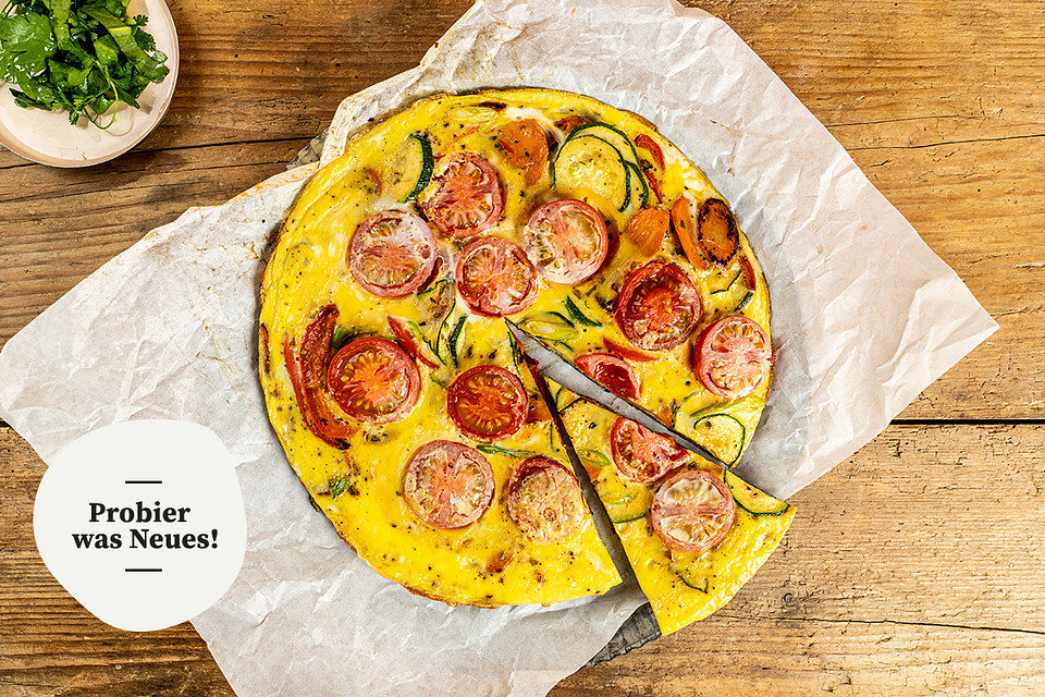 Zucchini-Paprika-Möhren-Frittata mit Hüttenkäse und Tomaten