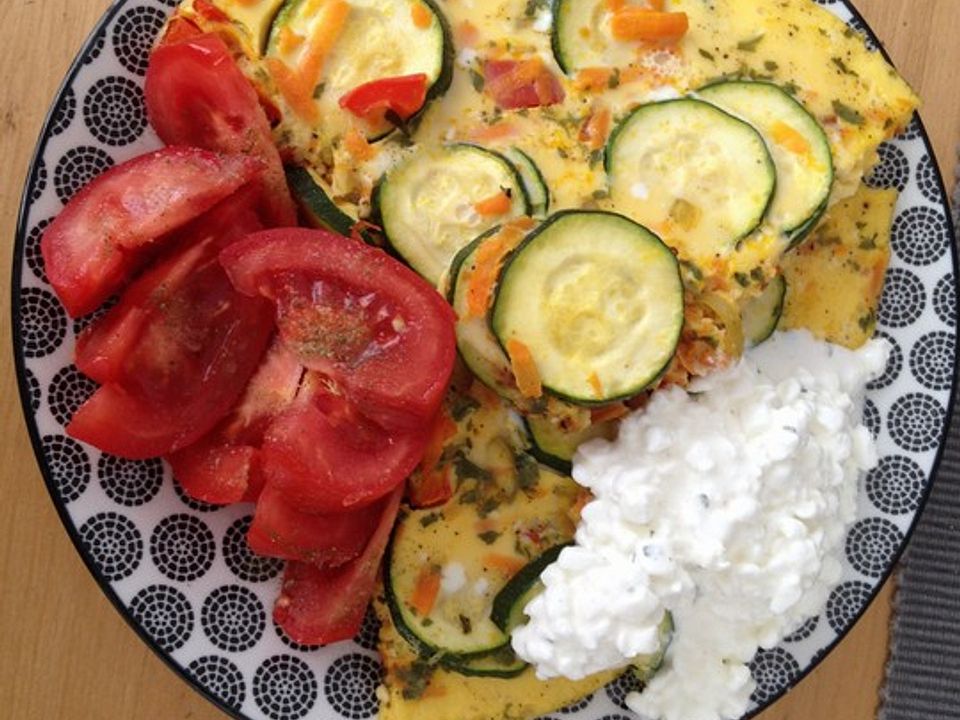 Zucchini-Paprika-Möhren-Frittata mit Hüttenkäse und Tomaten von ...