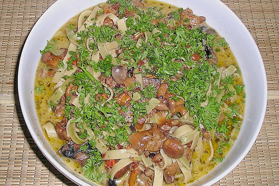 Bandnudeln mit Champignons und Pfifferlingen