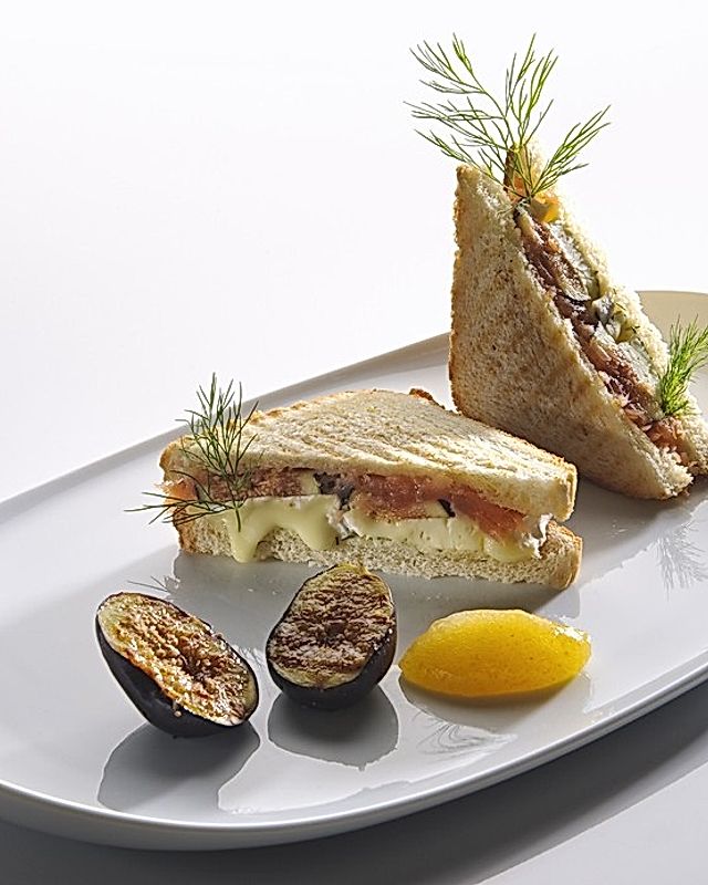 Camembert-Räucherlachs-Sandwich mit Feigen