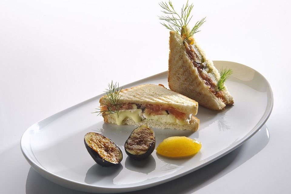 Camembert-Räucherlachs-Sandwich mit Feigen