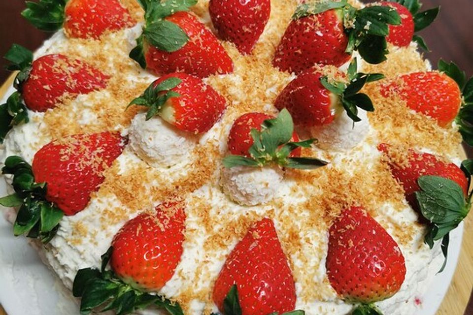 Erdbeer-Raffaello-Cremetorte für kleine Angeber