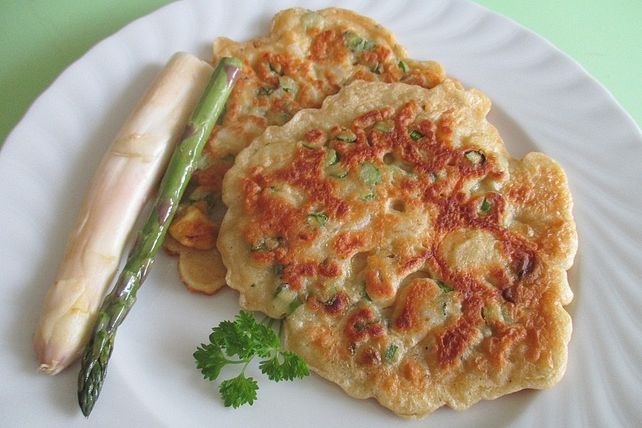 Spargel-Eierkuchen grün-weiß von movostu| Chefkoch