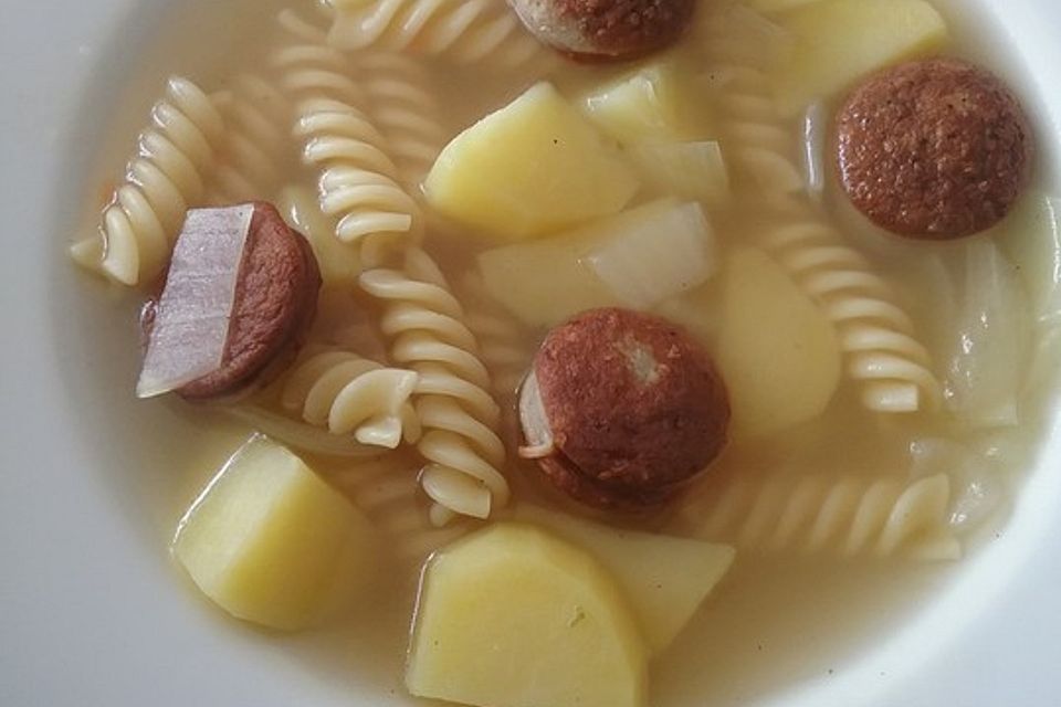 Kartoffel-Nudelsuppe mit Augen