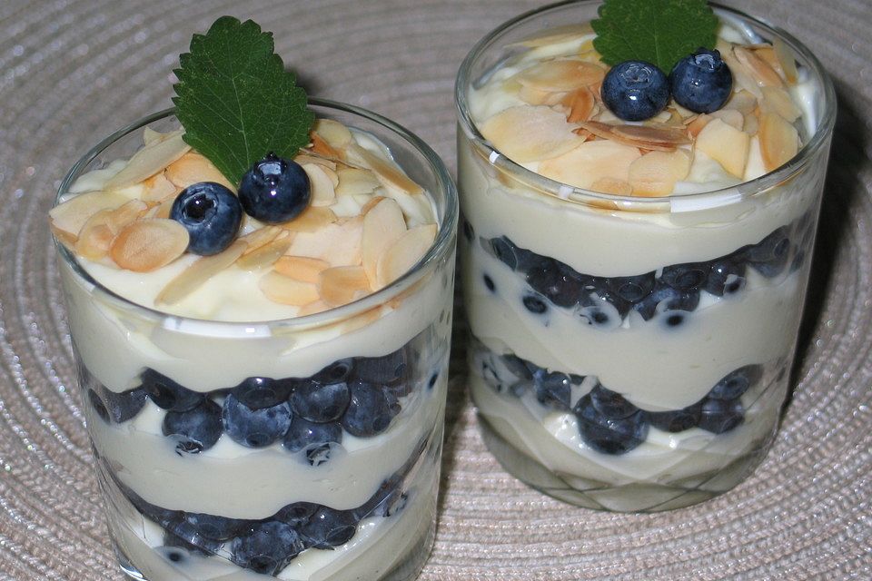 Vanillepudding mit Heidelbeeren und Mascarpone